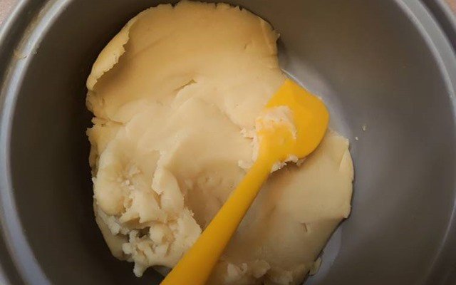 Dằm nhuyễn đậu xanh sau khi nấu chín, chuẩn bị cho cách làm xôi xéo bùi béo
