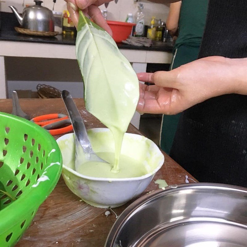Dàn bột đều trên lá mít trước khi hấp