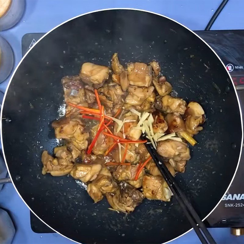 Đang rang thịt gà trên chảo vàng đều