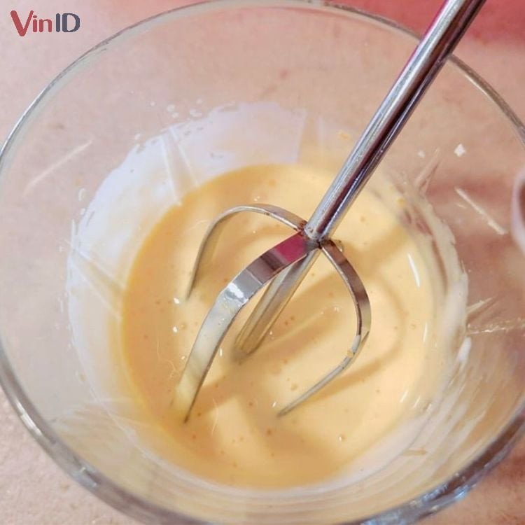 Đánh bông hỗn hợp kem trứng mịn màng cho cafe kem trứng