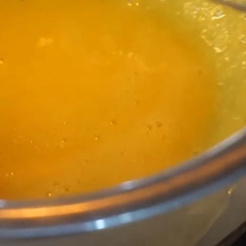 Đánh bông whipping cream để làm nhân bánh mousse chanh leo
