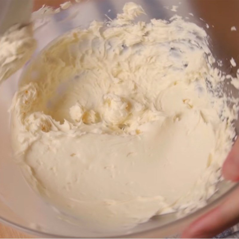 Đánh cream cheese cho mịn mượt làm kem phô mai