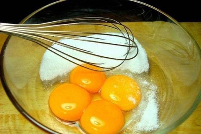 Đánh đều trứng và đường cho bánh bò