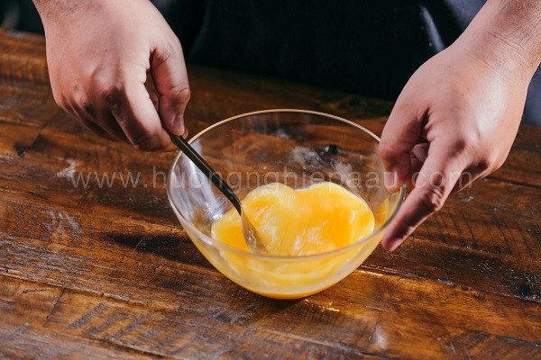 Đánh tan trứng gà cho món bánh gan truyền thống mềm mịn