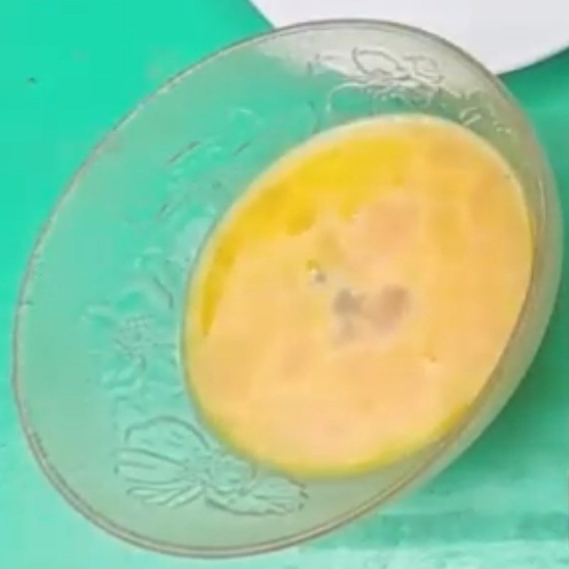 Đánh trứng tan đều chuẩn bị cho món canh hẹ trứng