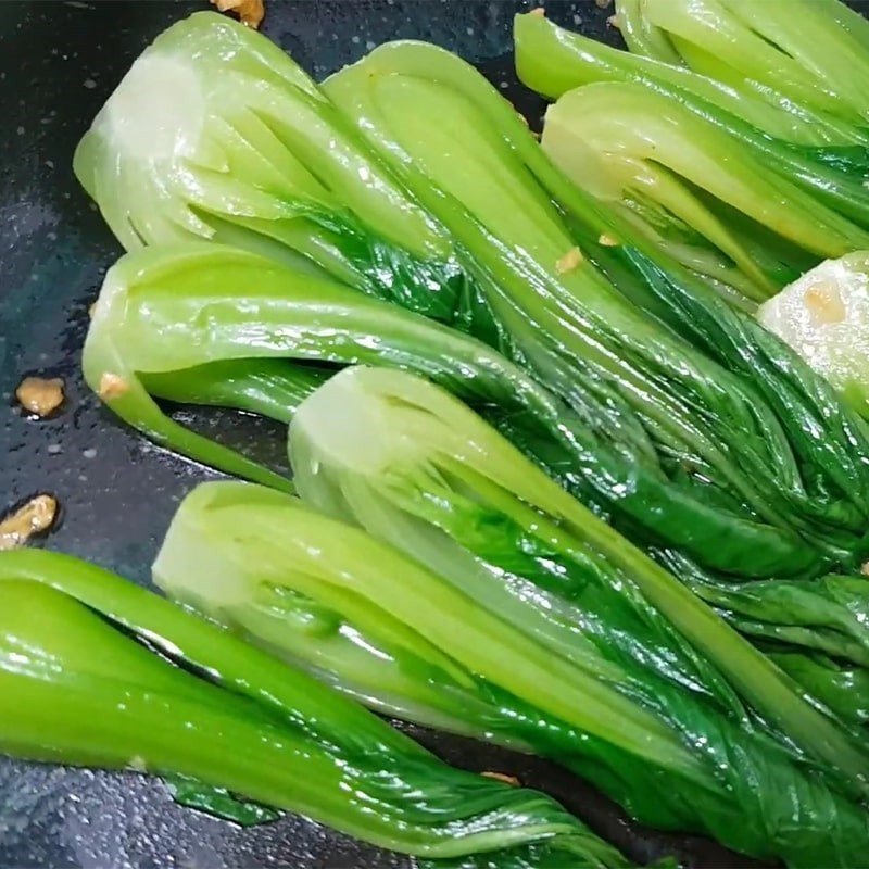 Đảo đều cải chíp để thấm gia vị