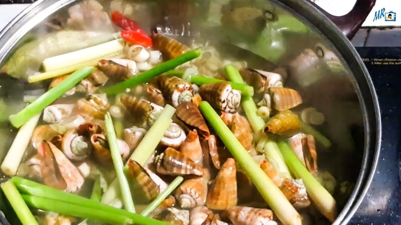 Đảo đều ốc nhảy khi luộc để đảm bảo chín đều