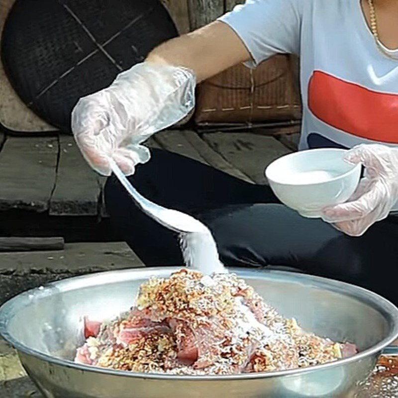 Đảo đều thịt heo để gia vị thấm sâu, tạo hương vị đặc trưng cho thịt gác bếp