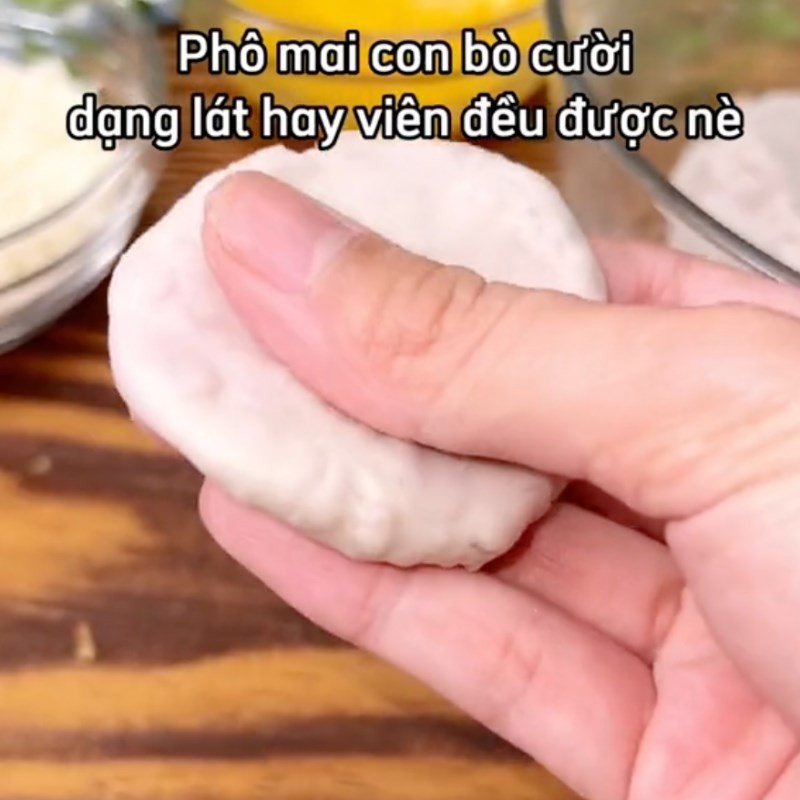 Đặt miếng phô mai vào giữa vỏ bánh khoai môn