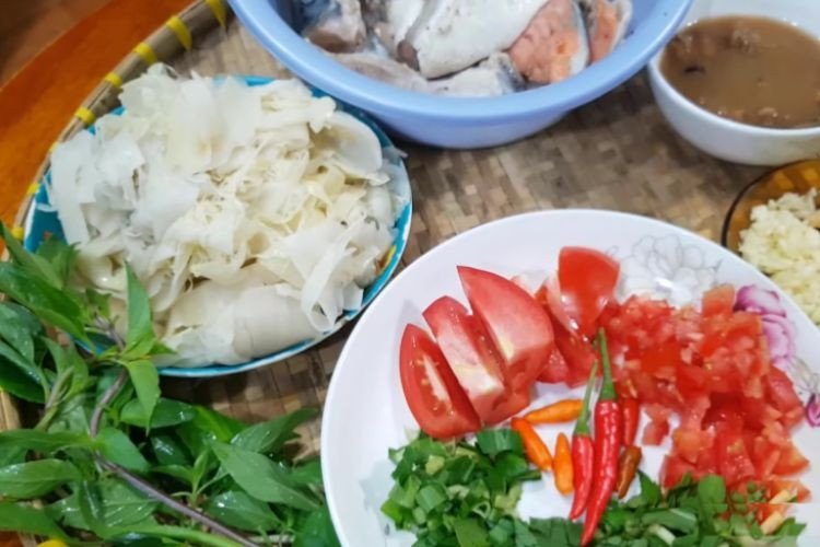 Đầu cá hồi tươi ngon được sơ chế sạch sẽ để nấu canh măng chua