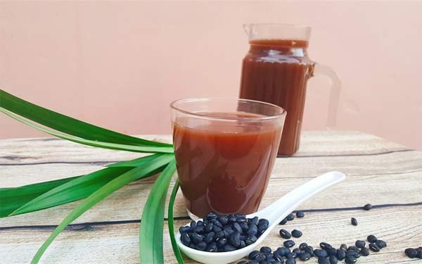 Đậu đen xanh lòng đã rang chuẩn bị nấu nước