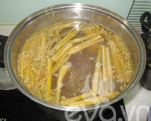 Dầu điều thơm sả ớt phi vàng, tạo màu sắc đẹp cho nước dùng bún bò