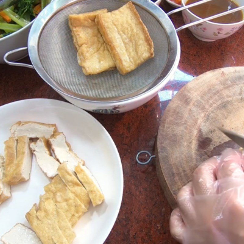 Đậu hũ chiên vàng giòn cắt miếng vừa ăn