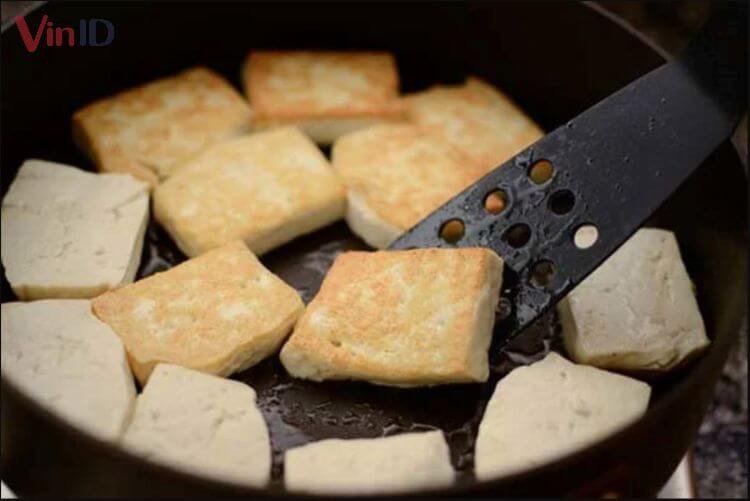 Đậu hũ chiên vàng giòn chuẩn bị cho món canh cà tím chay thơm ngon