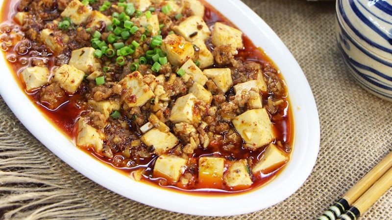 Đậu hũ non sốt thịt bằm sa tế với các nguyên liệu đã được sơ chế