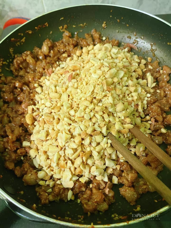 Đậu phộng giã nát cho vào xào chung