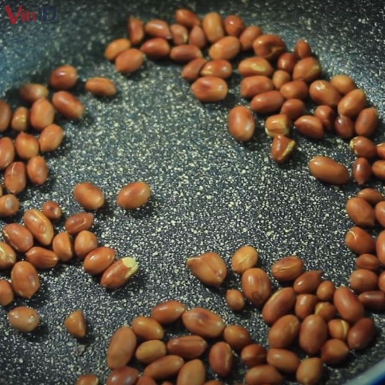 Đậu phộng rang thơm lừng dùng làm topping chè khoai mì