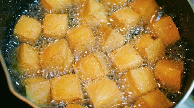Đậu phụ chiên vàng giòn, nguyên liệu không thể thiếu trong bún riêu cua dấm bỗng