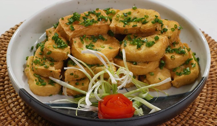 Đậu phụ tẩm hành thơm ngon hấp dẫn với lớp vỏ giòn, bên trong mềm béo, đậm đà gia vị
