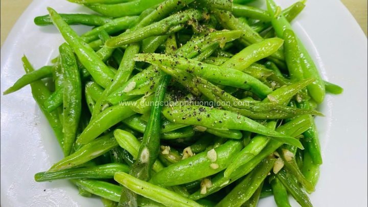 Cách Xào Đậu Que Đơn Giản: Bí Quyết Ngon Chuẩn Vị Nhà Đậu que xào tỏi thơm ngon trên đĩa trắng