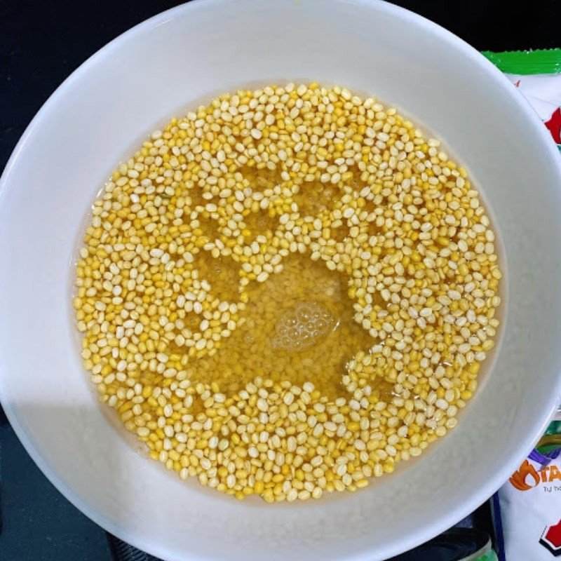 Đậu xanh cà vỏ đang được ngâm chuẩn bị cho công thức bánh da lợn