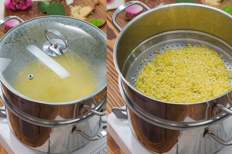 Đậu xanh đã ngâm nở, chuẩn bị hấp để làm nhân xôi cốm