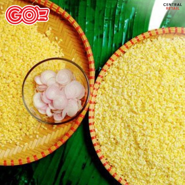 Đậu xanh đãi vỏ đang ngâm để làm nhân bánh chưng, bước quan trọng trong cách làm bánh chưng ngày tết.