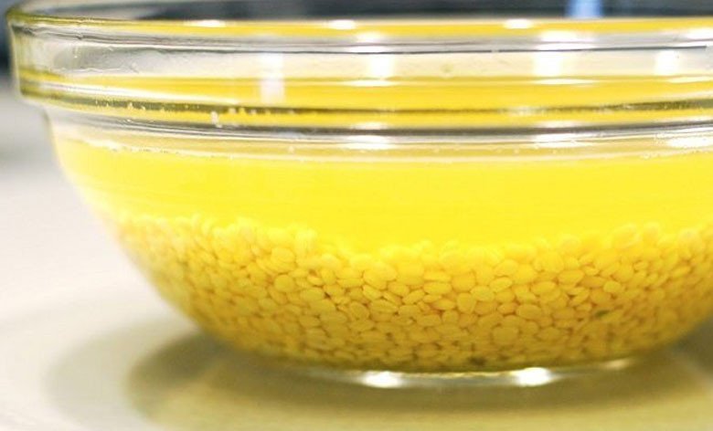 Đậu xanh đang được ngâm, chuẩn bị cho nhân bánh chè xôi nước ngũ sắc