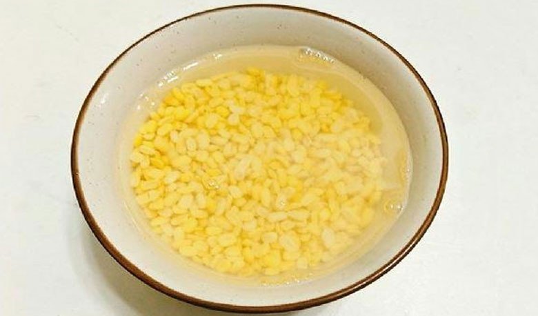 Đậu xanh đang được ngâm chuẩn bị làm nhân cho món chè xôi nước