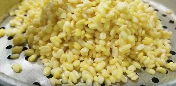 Đậu xanh hấp chín mềm làm nhân bánh khoai môn Lệ Phố