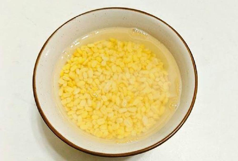 Đậu xanh ngâm nước để chuẩn bị cho cách nấu chè đậu xanh dẻo