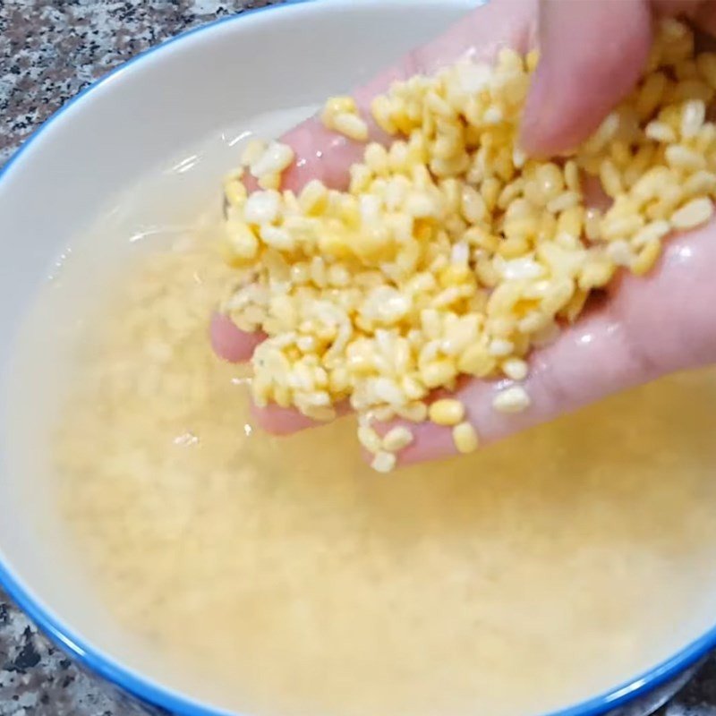 Đậu xanh ngâm và bí đỏ sơ chế chuẩn bị nấu chè