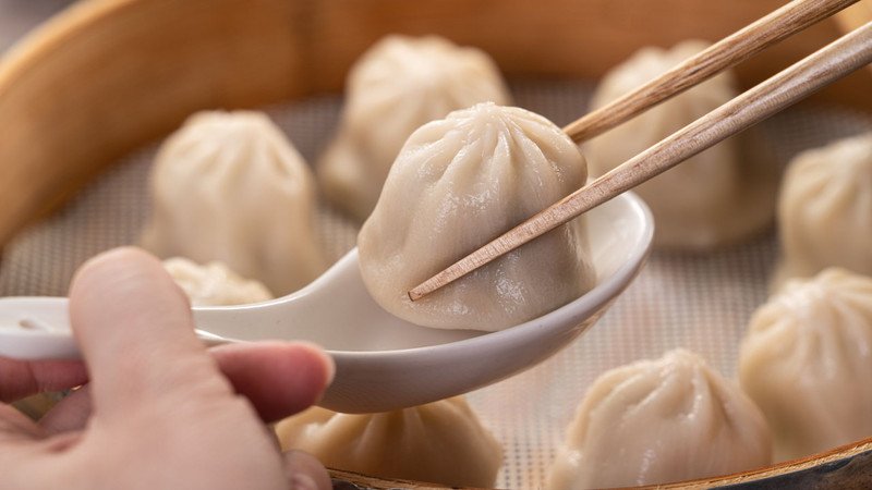 Để kiểm soát lượng calo, bạn nên ăn bánh bao xá xíu với khẩu phần hợp lý, tránh tiêu thụ quá nhiều cùng lúc.