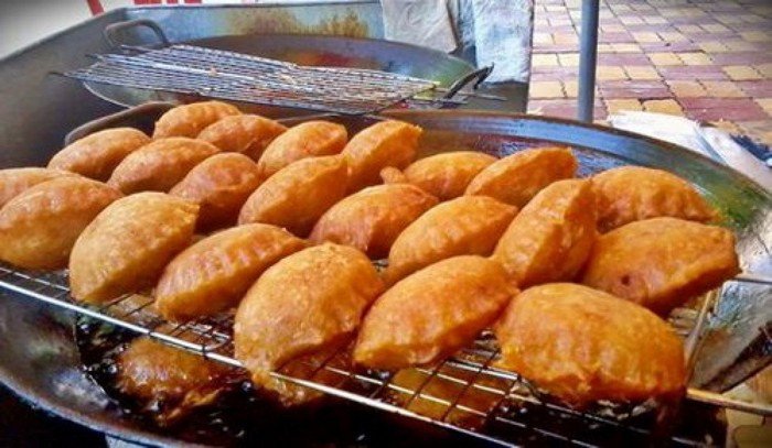 Đĩa bánh áp chao thơm ngon kèm rau sống và nước chấm, làm giảm bớt lượng calo hấp thụ