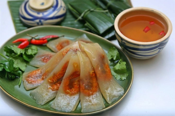Đĩa bánh bột lọc Huế truyền thống với tôm và thịt ba chỉ