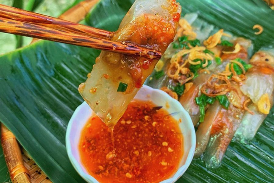 Đĩa bánh bột lọc lá chuối gói ghém tinh tế, sẵn sàng thưởng thức cùng nước chấm cốt tôm.
