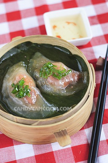 Đĩa bánh bột lọc trần đã hoàn thành, rắc mỡ hành và sẵn sàng thưởng thức