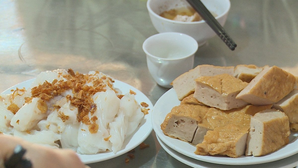 Đĩa bánh cuốn hấp dẫn với nhiều loại nhân và topping phong phú