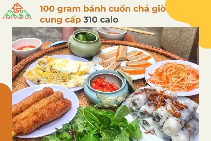 Đĩa bánh cuốn nhân thịt thơm ngon, sánh kèm chả giò