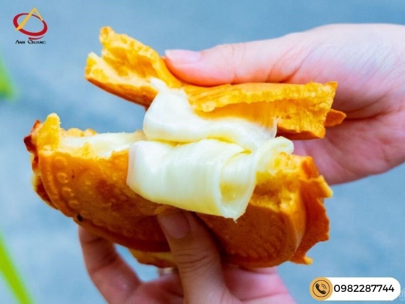 Đĩa bánh đồng xu phô mai vàng ươm, biểu tượng của món ăn vặt thành công