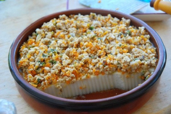 Đĩa bánh đúc mặn truyền thống với nhân tôm thịt và rau thơm