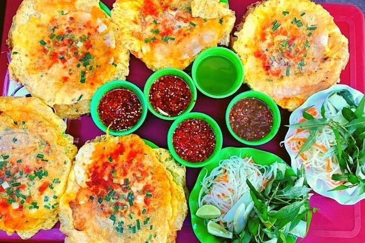 Đĩa bánh ép Huế hoàn chỉnh hấp dẫn cùng rau sống và nước chấm