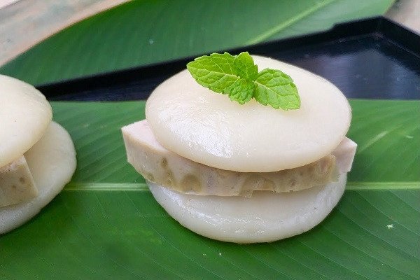 Đĩa bánh giầy giò truyền thống thơm ngon, dẻo mịn, sẵn sàng để thưởng thức