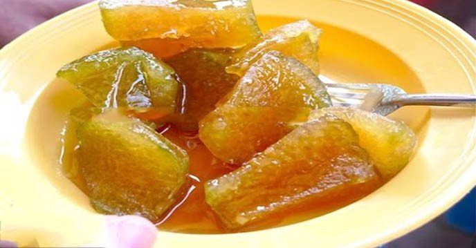 Đĩa bánh gio mật mía hấp dẫn kèm bát mật mía vàng óng