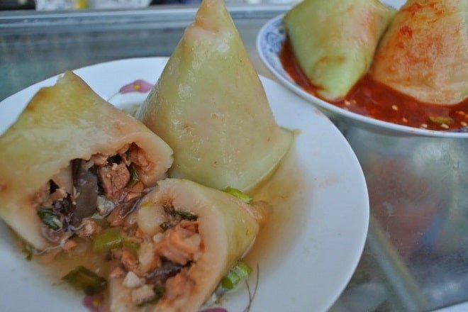 Đĩa bánh gói Nghệ An nóng hổi, vỏ bánh trong dẻo, nhân đậm đà hấp dẫn
