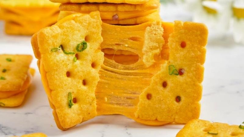 Đĩa bánh hành phô mai thơm ngon đã sẵn sàng thưởng thức
