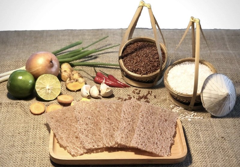 Đĩa bánh hỏi gạo lứt với rau xanh và chả giò, gợi ý cho người quan tâm calo