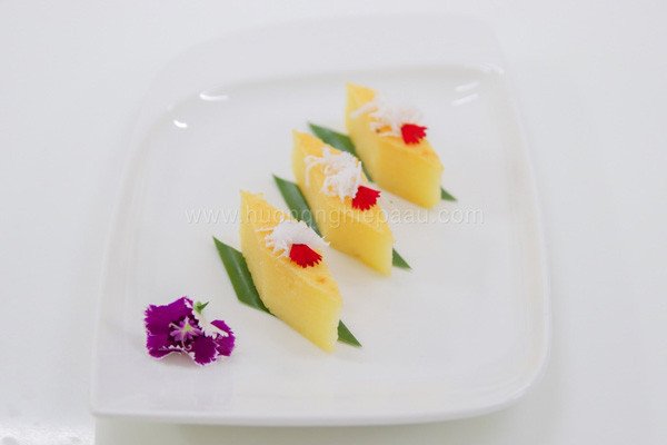Đĩa bánh khoai mì hấp thành phẩm màu vàng ươm, dẻo thơm