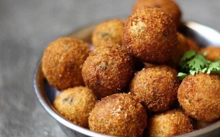 Đĩa bánh khoai môn Lệ Phố chiên vàng óng, sẵn sàng thưởng thức