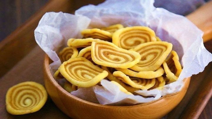 Lỗ Tai Heo Bao Nhiêu Calo? Ăn Vặt Sao Cho Khỏe Mạnh? Đĩa bánh lỗ tai heo truyền thống vàng giòn xếp chồng, minh họa cho lượng calo 240kcal/100g